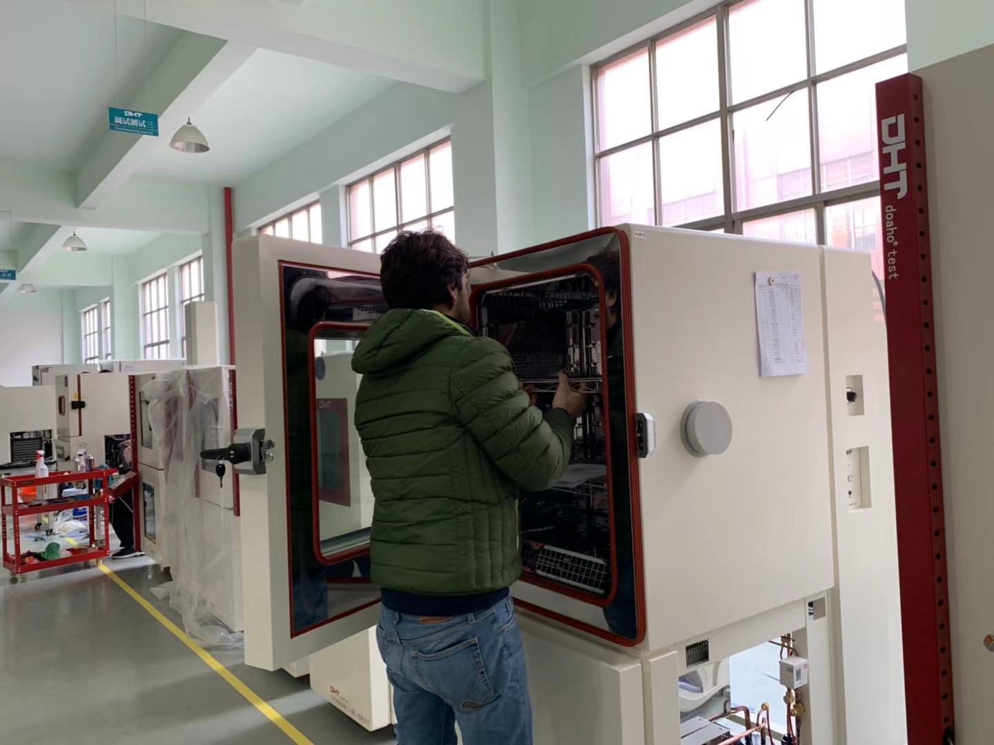 高低温交变湿热试验箱